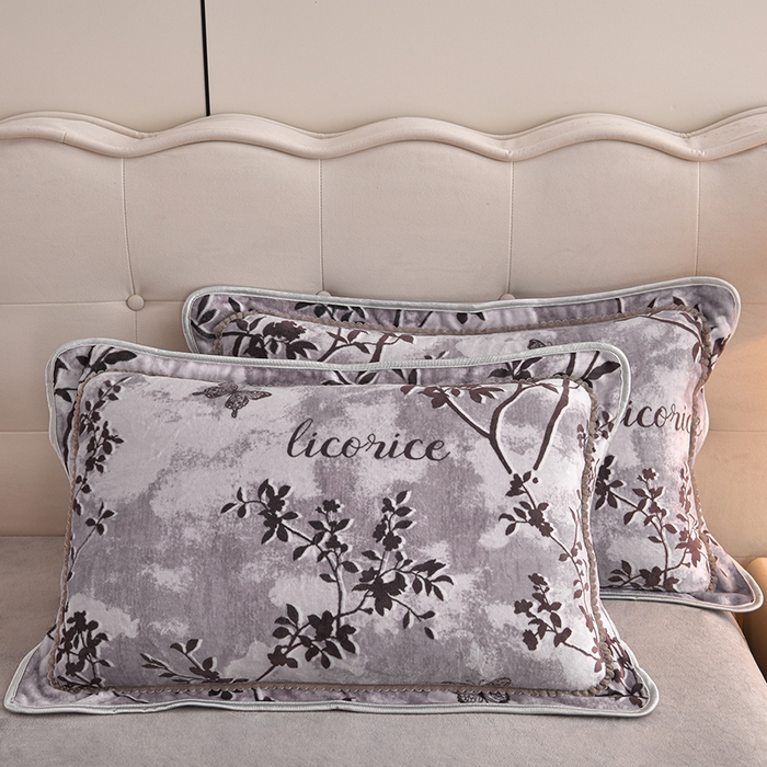 91家纺网 家纺一手货源 找家纺 德比尔斯 2025新款牛奶绒床裙四件套8-9斤法莱绒直播爆款日产2万套 花语