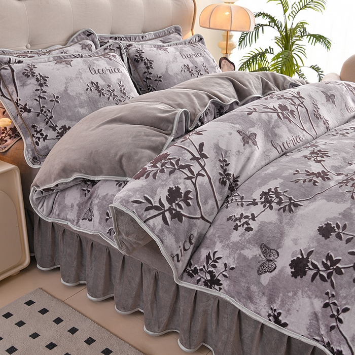 91家纺网 家纺一手货源 找家纺 德比尔斯 2025新款牛奶绒床裙四件套8-9斤法莱绒直播爆款日产2万套 花语