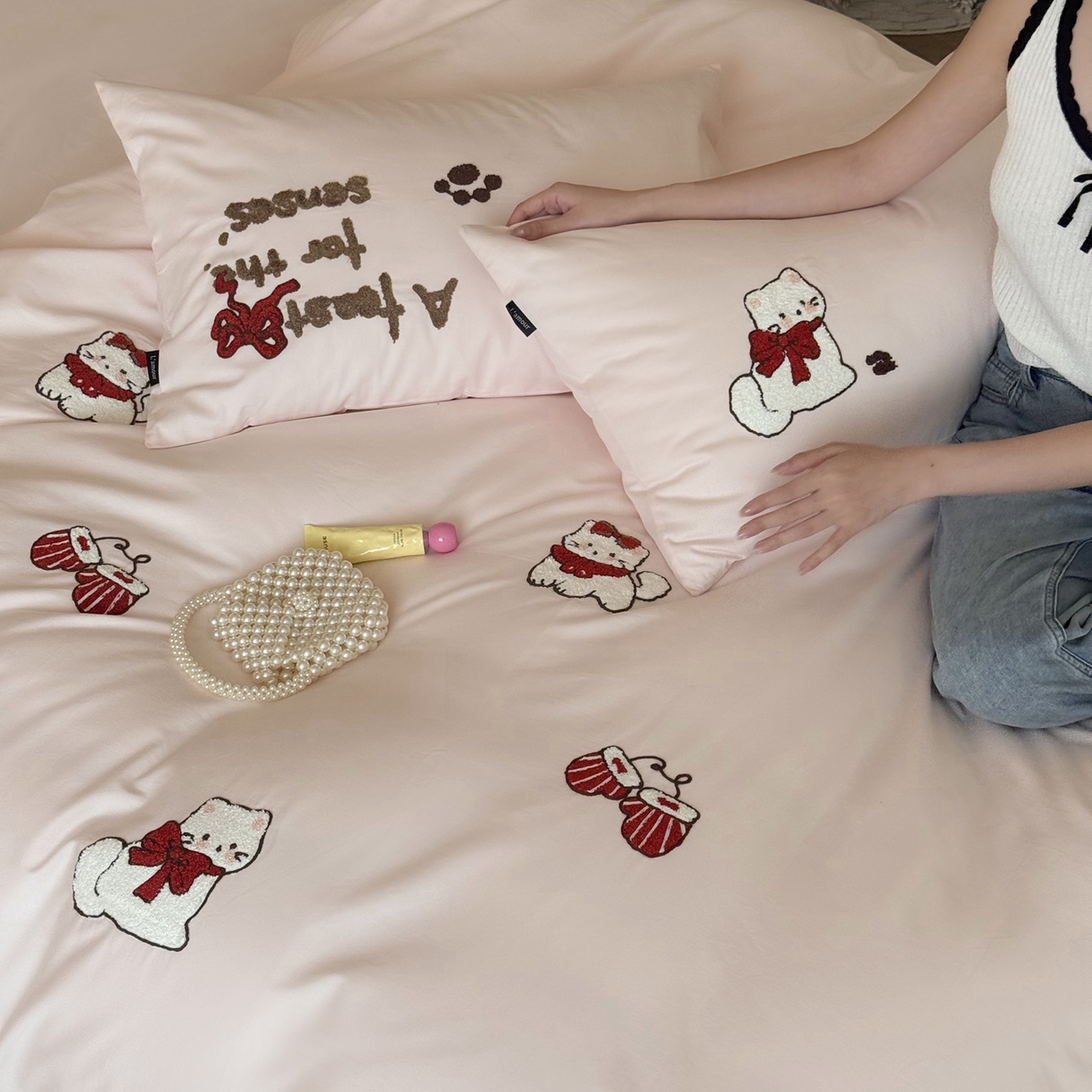 91家纺网 家纺一手货源 找家纺 鹿班家居 2025新款100S全棉纯棉磨毛毛巾绣四件套-甜豆小猫 甜豆小猫-粉色