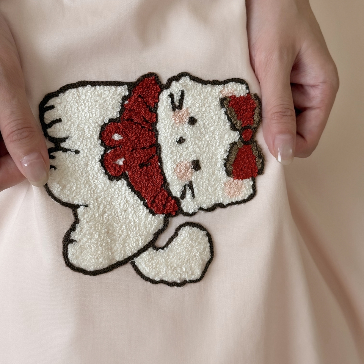 91家纺网 家纺一手货源 找家纺 鹿班家居 2025新款100S全棉纯棉磨毛毛巾绣四件套-甜豆小猫 甜豆小猫-粉色