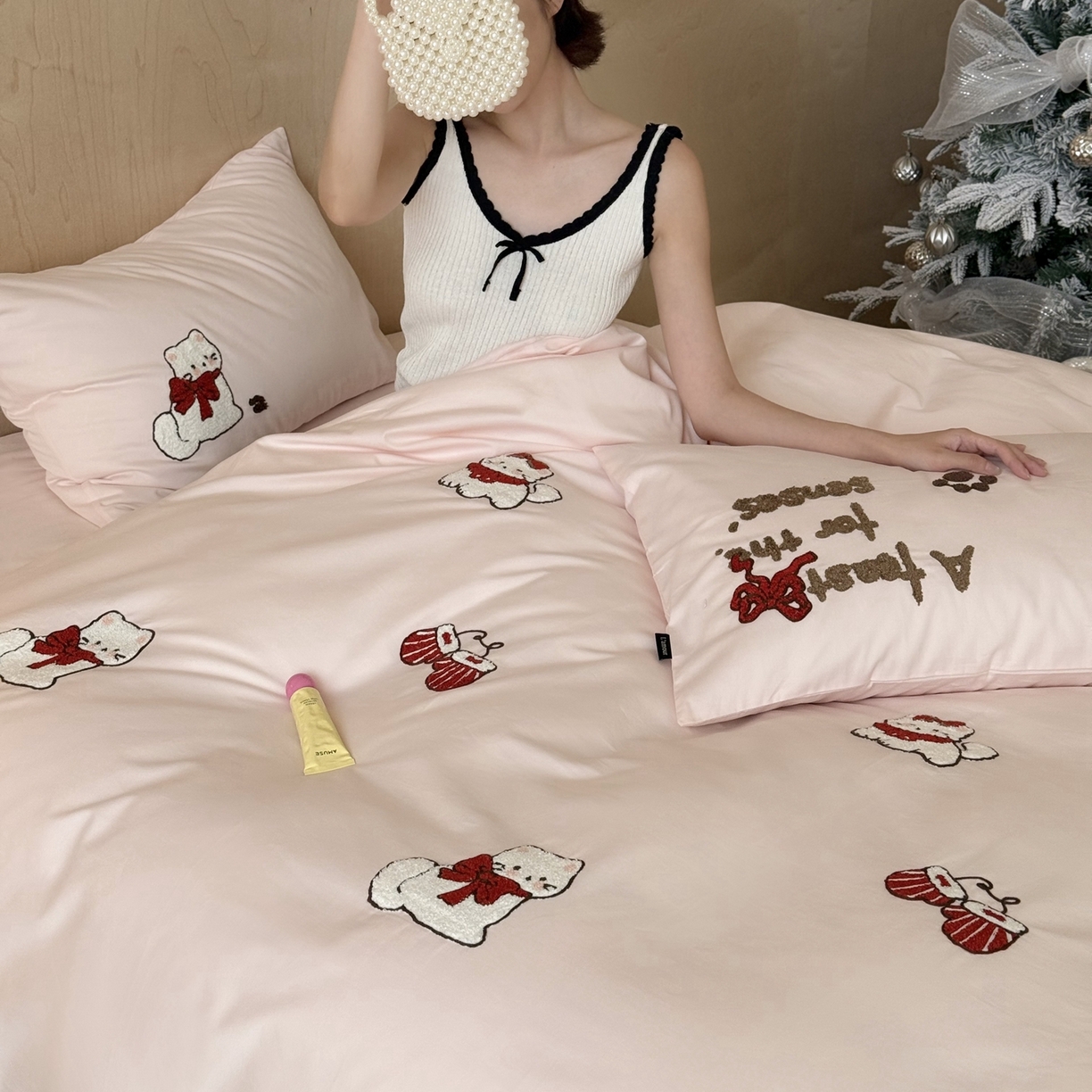 91家纺网 家纺一手货源 找家纺 鹿班家居 2025新款100S全棉纯棉磨毛毛巾绣四件套-甜豆小猫 甜豆小猫-粉色