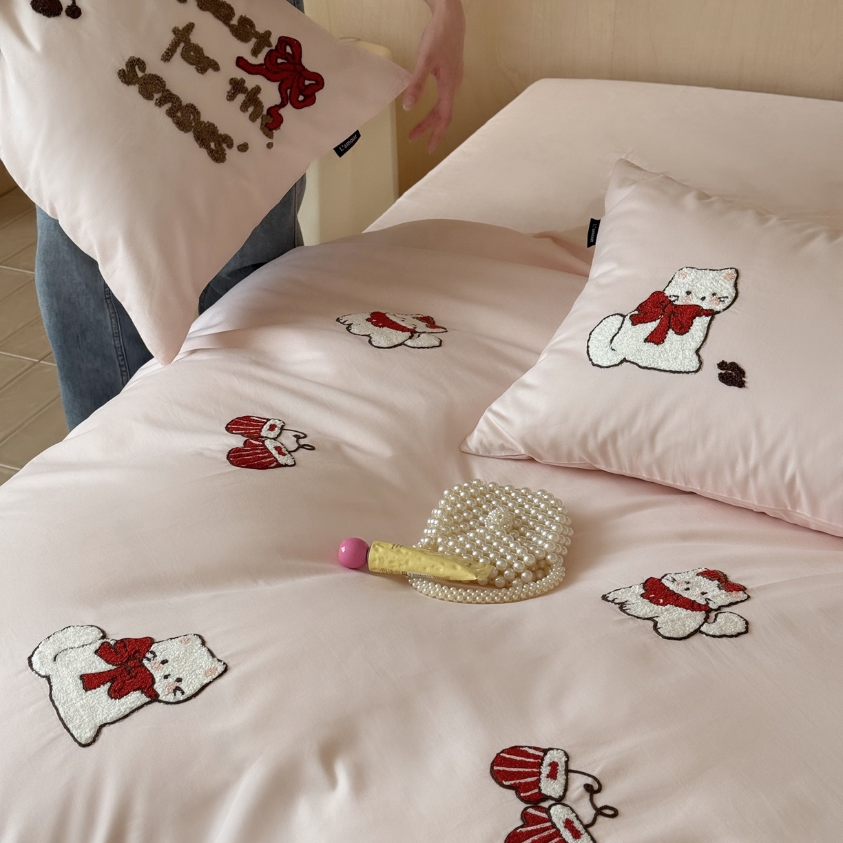 91家纺网 家纺一手货源 找家纺 鹿班家居 2025新款100S全棉纯棉磨毛毛巾绣四件套-甜豆小猫 甜豆小猫-粉色