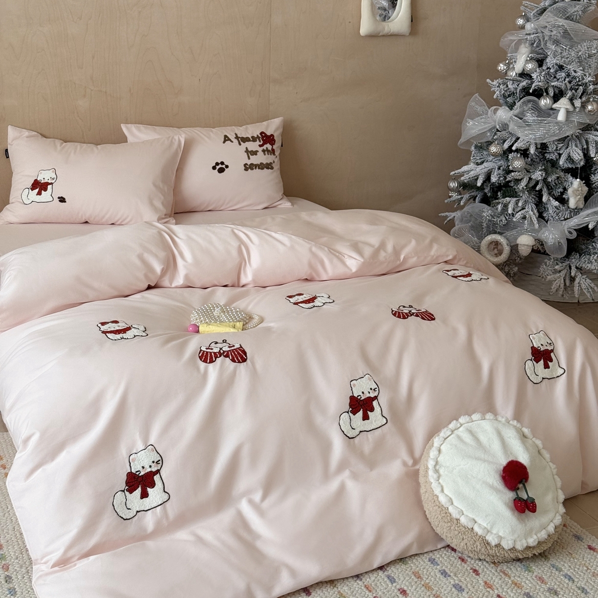 91家纺网 家纺一手货源 找家纺 鹿班家居 2025新款100S全棉纯棉磨毛毛巾绣四件套-甜豆小猫 甜豆小猫-粉色