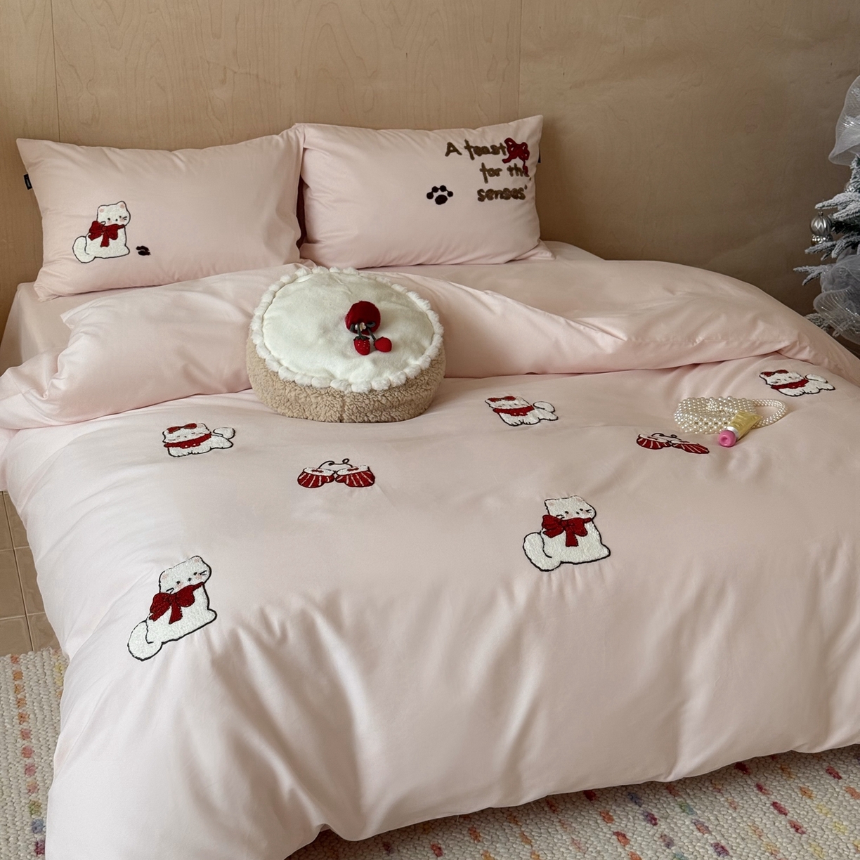 91家纺网 家纺一手货源 找家纺 鹿班家居 2025新款100S全棉纯棉磨毛毛巾绣四件套-甜豆小猫 甜豆小猫-粉色