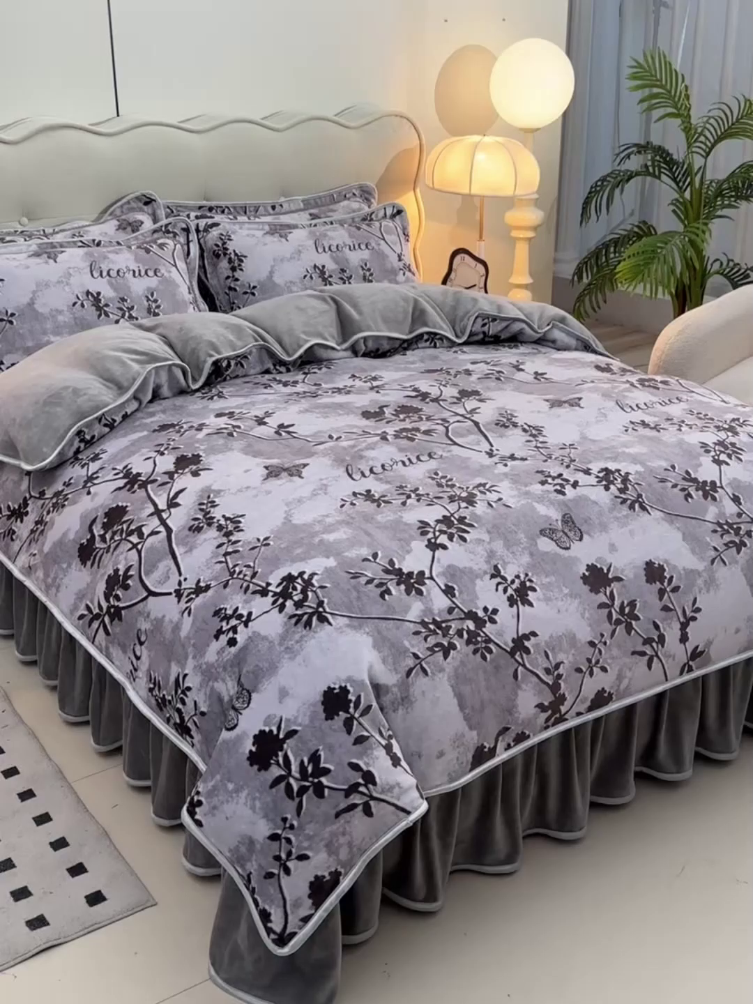 91家纺网 家纺一手货源 找家纺 德比尔斯 2025新款牛奶绒床裙四件套8-9斤法莱绒直播爆款日产2万套 花语