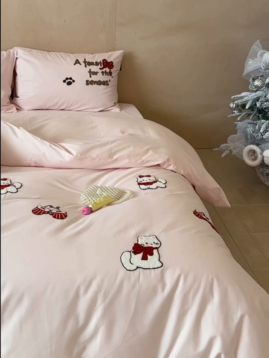 91家纺网 家纺一手货源 找家纺 鹿班家居 2025新款100S全棉纯棉磨毛毛巾绣四件套-甜豆小猫 甜豆小猫-粉色