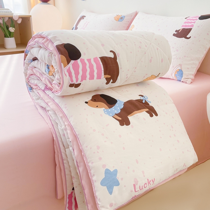 91家纺网 家纺一手货源 找家纺 梵克保罗 2025新款水洗棉糯小棉夏被夏被四件套四季被春秋被单人学生双人被子被芯 腊肠狗