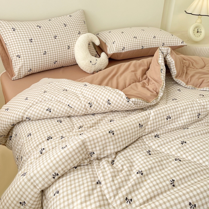 91家纺网 家纺一手货源 找家纺 梵克保罗 2025新款水洗棉糯小棉夏被夏被四件套四季被春秋被单人学生双人被子被芯 格子蝴蝶结