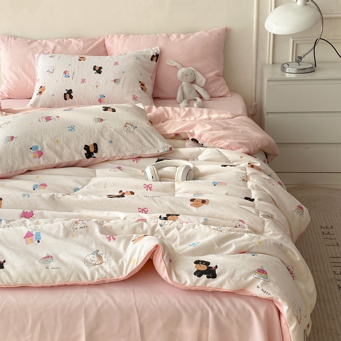 91家纺网 家纺一手货源 找家纺 梵克保罗 2025新款水洗棉糯小棉夏被夏被四件套四季被春秋被单人学生双人被子被芯 狗狗家族