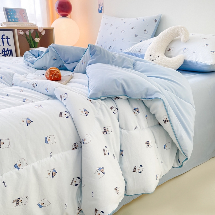 91家纺网 家纺一手货源 找家纺 梵克保罗 2025新款水洗棉糯小棉夏被夏被四件套四季被春秋被单人学生双人被子被芯 蓝色小熊