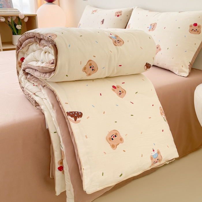 91家纺网 家纺一手货源 找家纺 梵克保罗 2025新款水洗棉糯小棉夏被夏被四件套四季被春秋被单人学生双人被子被芯 帽子小熊