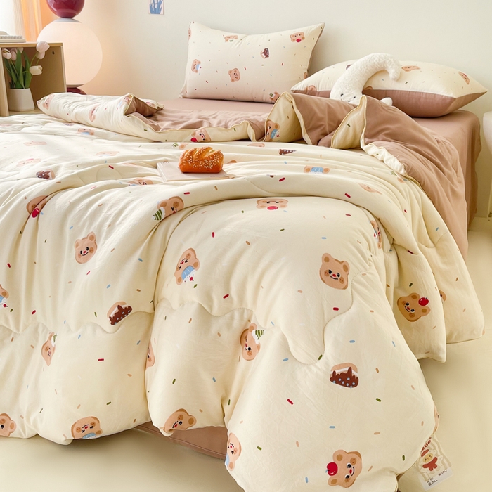 91家纺网 家纺一手货源 找家纺 梵克保罗 2025新款水洗棉糯小棉夏被夏被四件套四季被春秋被单人学生双人被子被芯 帽子小熊