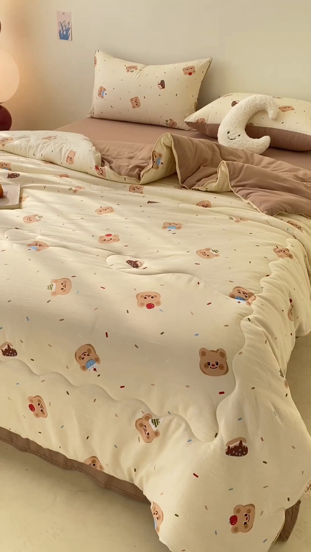 91家纺网 家纺一手货源 找家纺 梵克保罗 2025新款水洗棉糯小棉夏被夏被四件套四季被春秋被单人学生双人被子被芯 帽子小熊