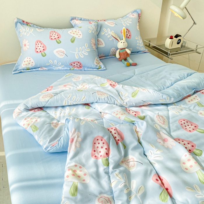 91家纺网 家纺一手货源 找家纺 梵克保罗 2025新款水洗棉糯小棉夏被夏被四件套四季被春秋被单人学生双人被子被芯 蘑菇屋