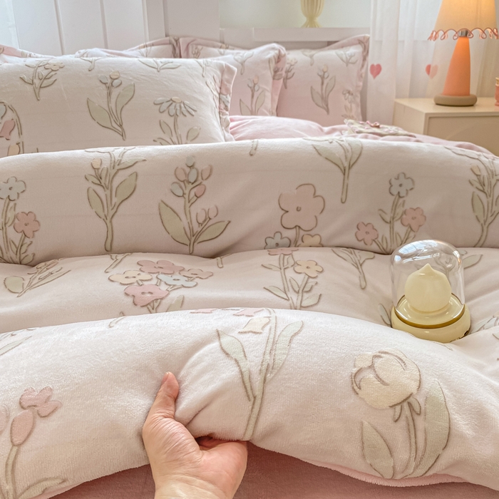 91家纺网 家纺一手货源 找家纺 卓越家纺 2025新款加厚保暖牛奶绒四件套 花丛渐