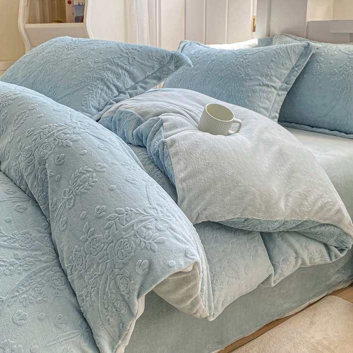 91家纺网 家纺一手货源 找家纺 卓越家纺 2025新款加厚保暖牛奶绒四件套 普鲁士兰