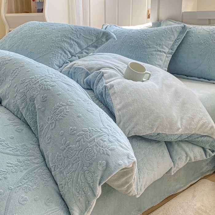 91家纺网 家纺一手货源 找家纺 卓越家纺 2025新款加厚保暖牛奶绒四件套 普鲁士兰