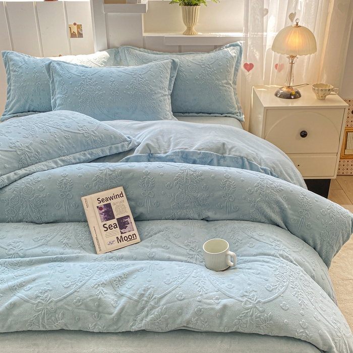 91家纺网 家纺一手货源 找家纺 卓越家纺 2025新款加厚保暖牛奶绒四件套 普鲁士兰