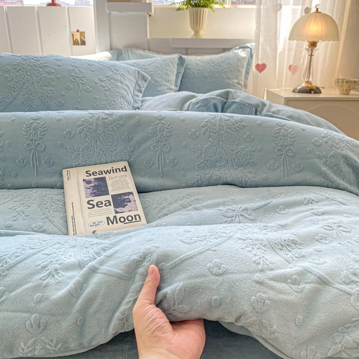 91家纺网 家纺一手货源 找家纺 卓越家纺 2025新款加厚保暖牛奶绒四件套 普鲁士兰