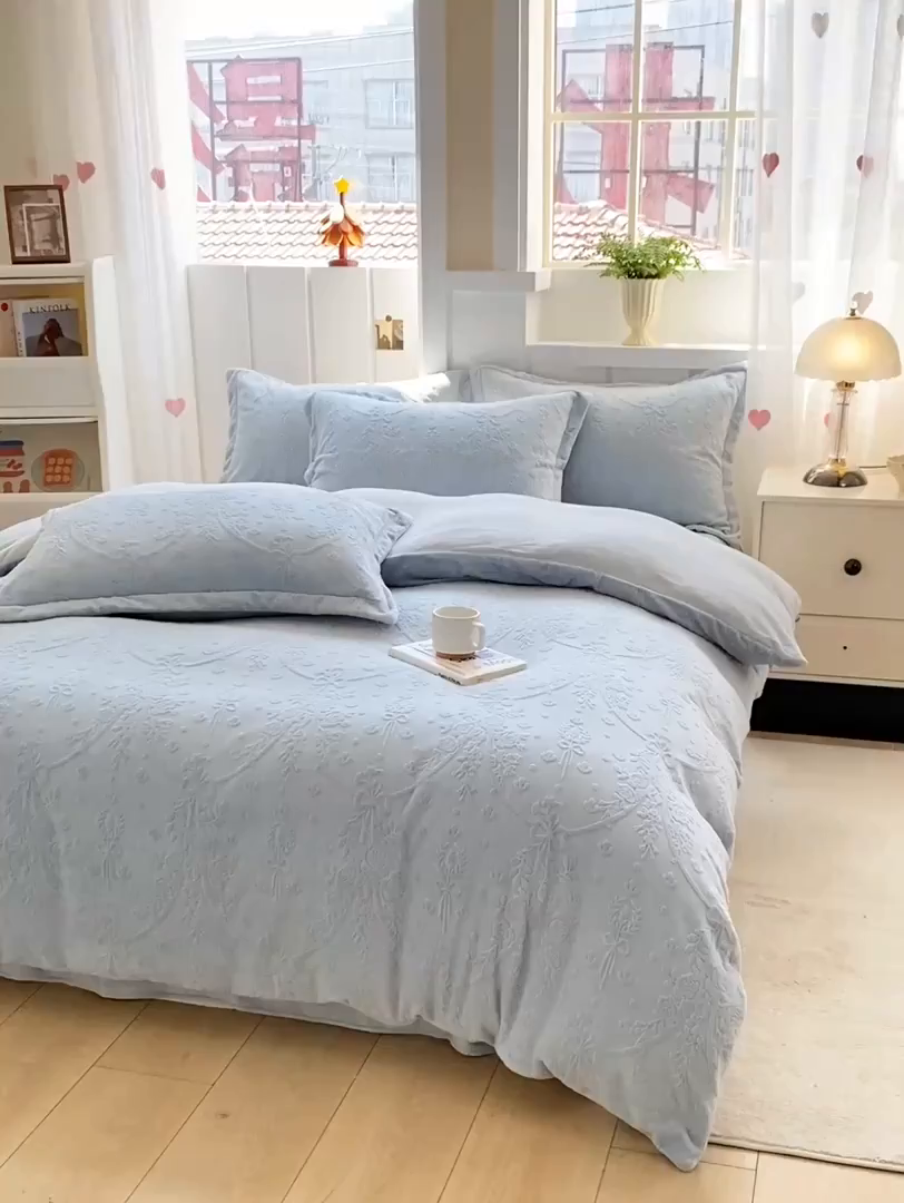 91家纺网 家纺一手货源 找家纺 卓越家纺 2025新款加厚保暖牛奶绒四件套 普鲁士兰