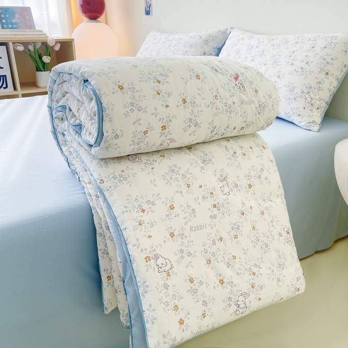 91家纺网 家纺一手货源 找家纺 梵克保罗 2025新款水洗棉糯小棉夏被夏被四件套四季被春秋被单人学生双人被子被芯 叶子小兔