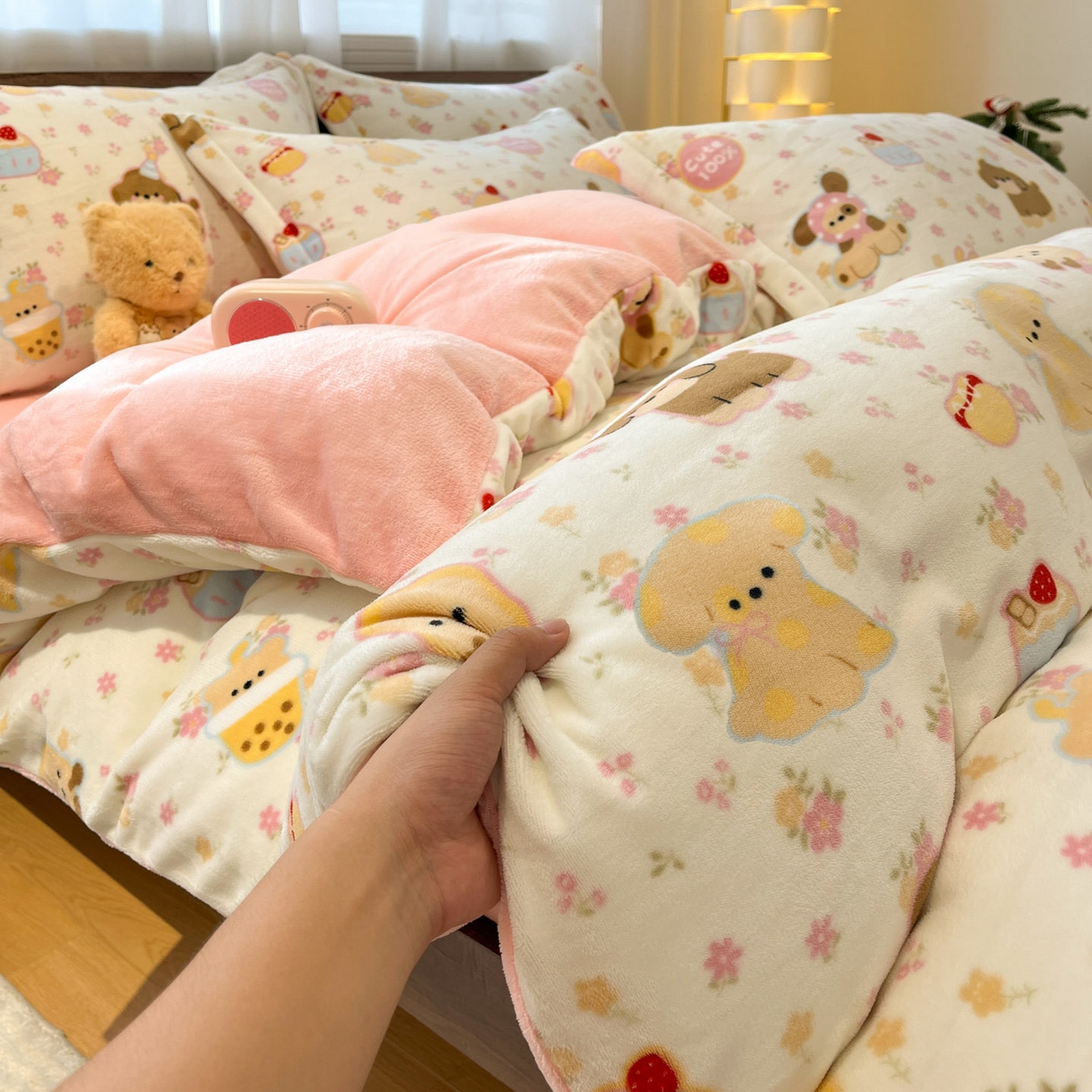 91家纺网 家纺一手货源 找家纺 寻米 2025新款高克重加厚保暖牛奶绒四件套-第一批 草莓布丁
