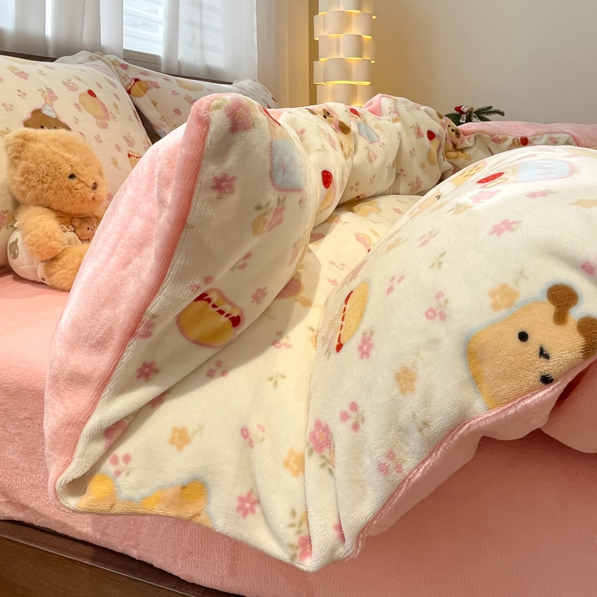 91家纺网 家纺一手货源 找家纺 寻米 2025新款高克重加厚保暖牛奶绒四件套-第一批 草莓布丁