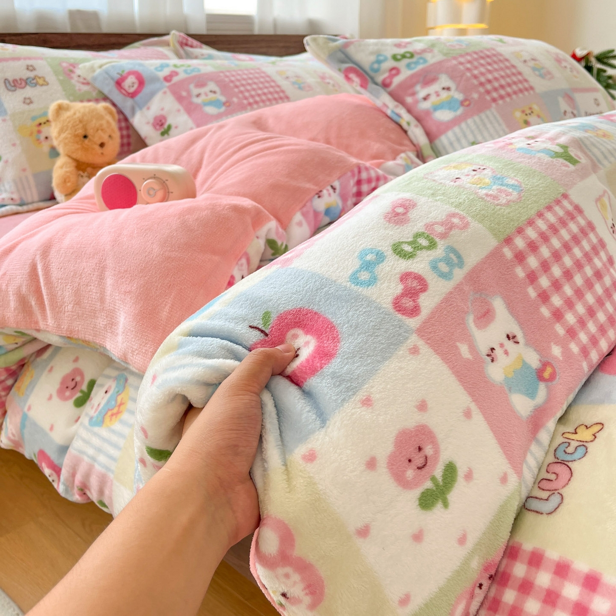 91家纺网 家纺一手货源 找家纺 寻米 2025新款高克重加厚保暖牛奶绒四件套-第一批 恋爱日记