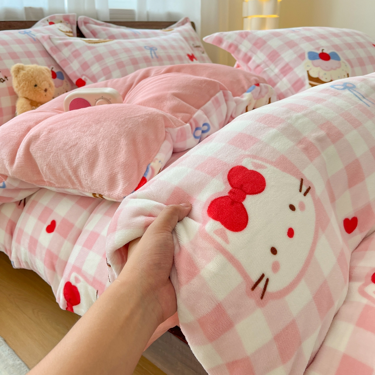 91家纺网 家纺一手货源 找家纺 寻米 2025新款高克重加厚保暖牛奶绒四件套-第一批 小喵浮云卷