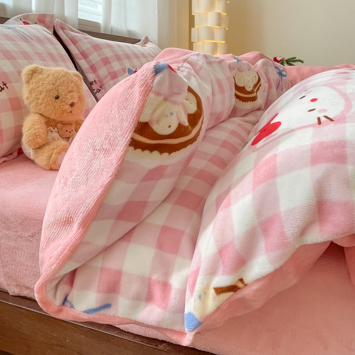 91家纺网 家纺一手货源 找家纺 寻米 2025新款高克重加厚保暖牛奶绒四件套-第一批 小喵浮云卷