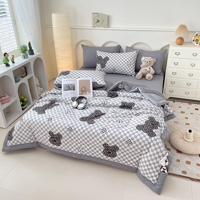 91家纺网 家纺一手货源 找家纺 梵克保罗 2025新款全棉夏被碎花卡通小清新简约纯棉夏凉被夏被四件套三件套 芭比熊