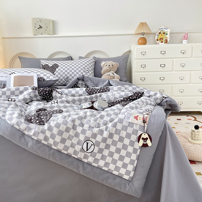 91家纺网 家纺一手货源 找家纺 梵克保罗 2025新款全棉夏被碎花卡通小清新简约纯棉夏凉被夏被四件套三件套 芭比熊