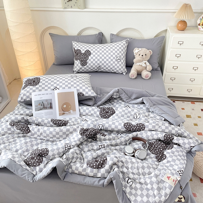 91家纺网 家纺一手货源 找家纺 梵克保罗 2025新款全棉夏被碎花卡通小清新简约纯棉夏凉被夏被四件套三件套 芭比熊