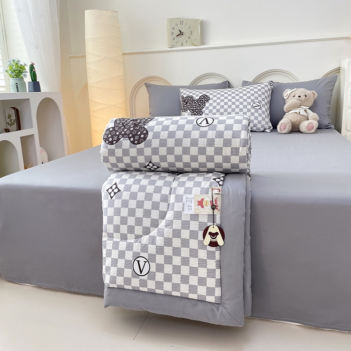 91家纺网 家纺一手货源 找家纺 梵克保罗 2025新款全棉夏被碎花卡通小清新简约纯棉夏凉被夏被四件套三件套 芭比熊