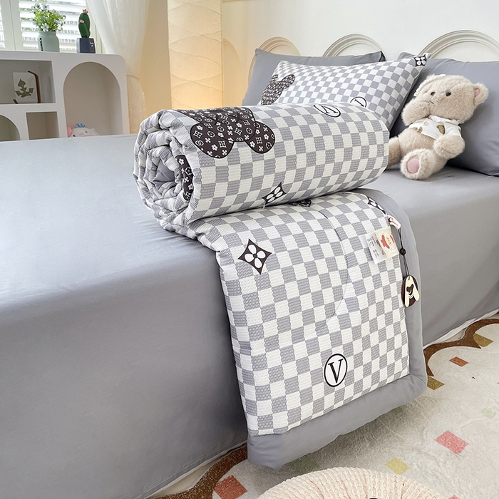 91家纺网 家纺一手货源 找家纺 梵克保罗 2025新款全棉夏被碎花卡通小清新简约纯棉夏凉被夏被四件套三件套 芭比熊