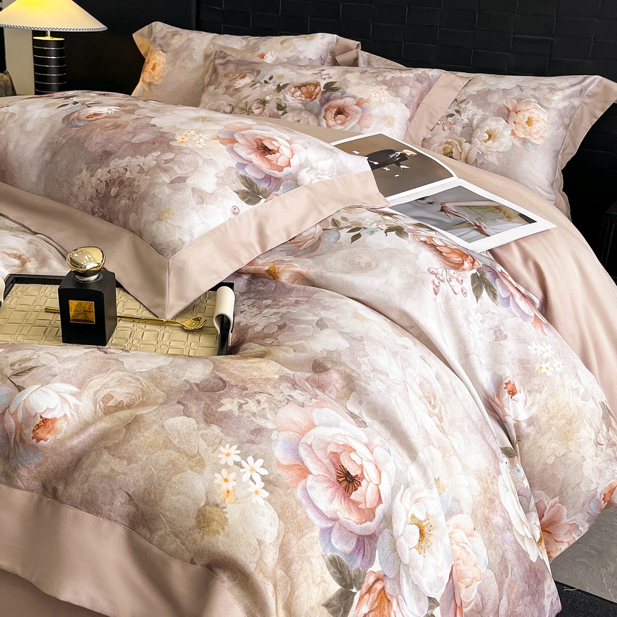 91家纺网 家纺一手货源 找家纺 慕晨 2025新款65%莱赛尔32%棉全棉磨毛数码印花宽边高级简奢款中高端四件套直播热款 暄和