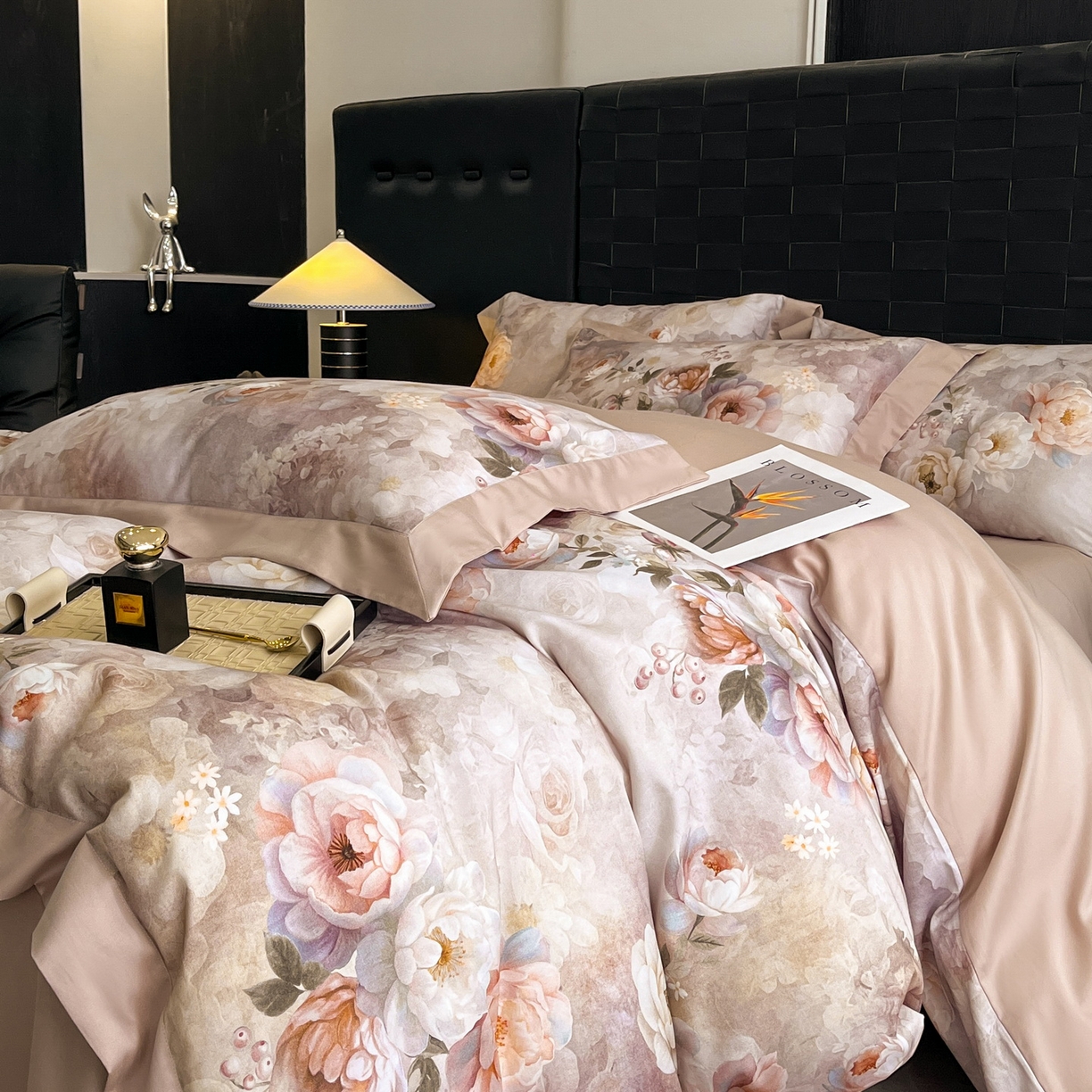 91家纺网 家纺一手货源 找家纺 慕晨 2025新款65%莱赛尔32%棉全棉磨毛数码印花宽边高级简奢款中高端四件套直播热款 暄和