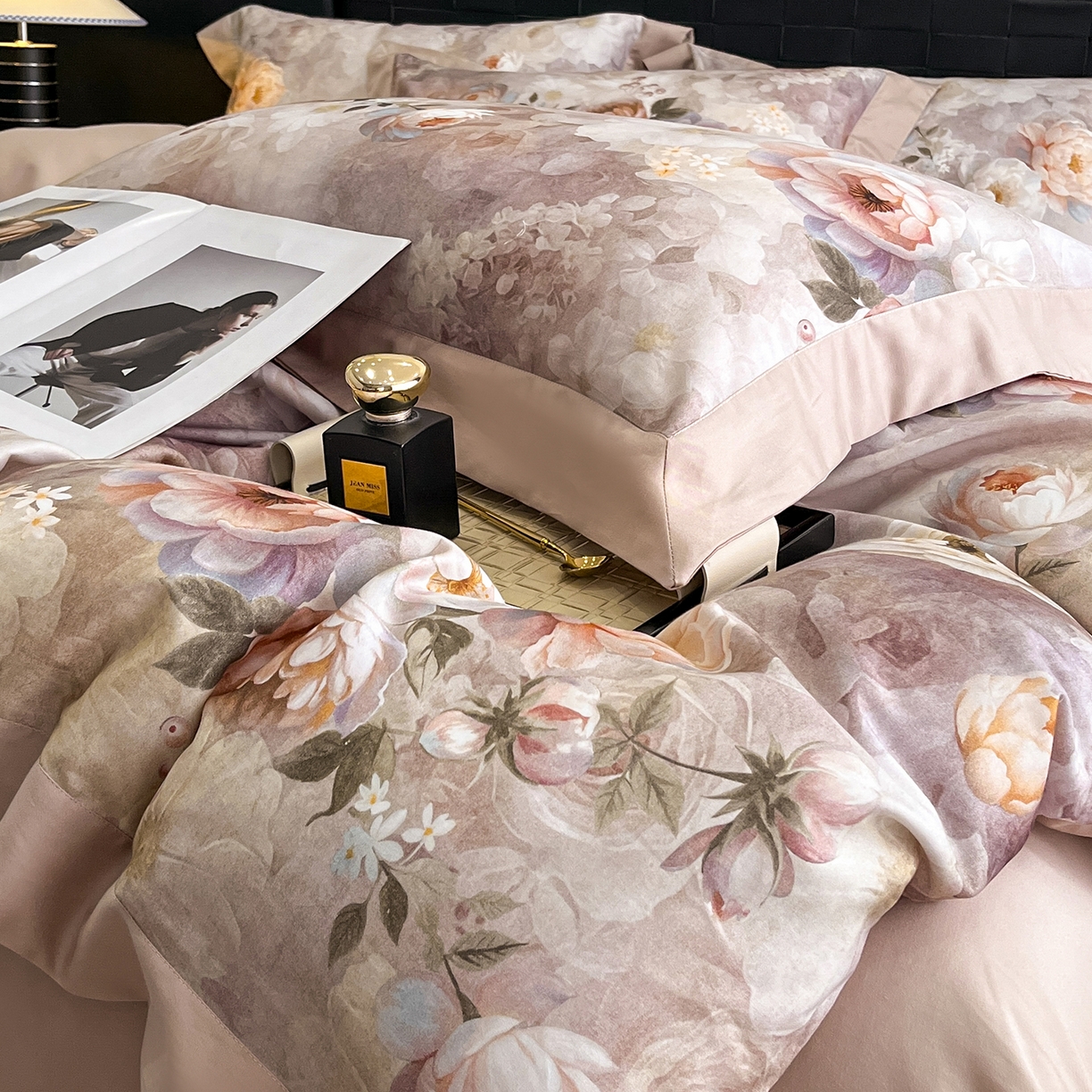 91家纺网 家纺一手货源 找家纺 慕晨 2025新款65%莱赛尔32%棉全棉磨毛数码印花宽边高级简奢款中高端四件套直播热款 暄和