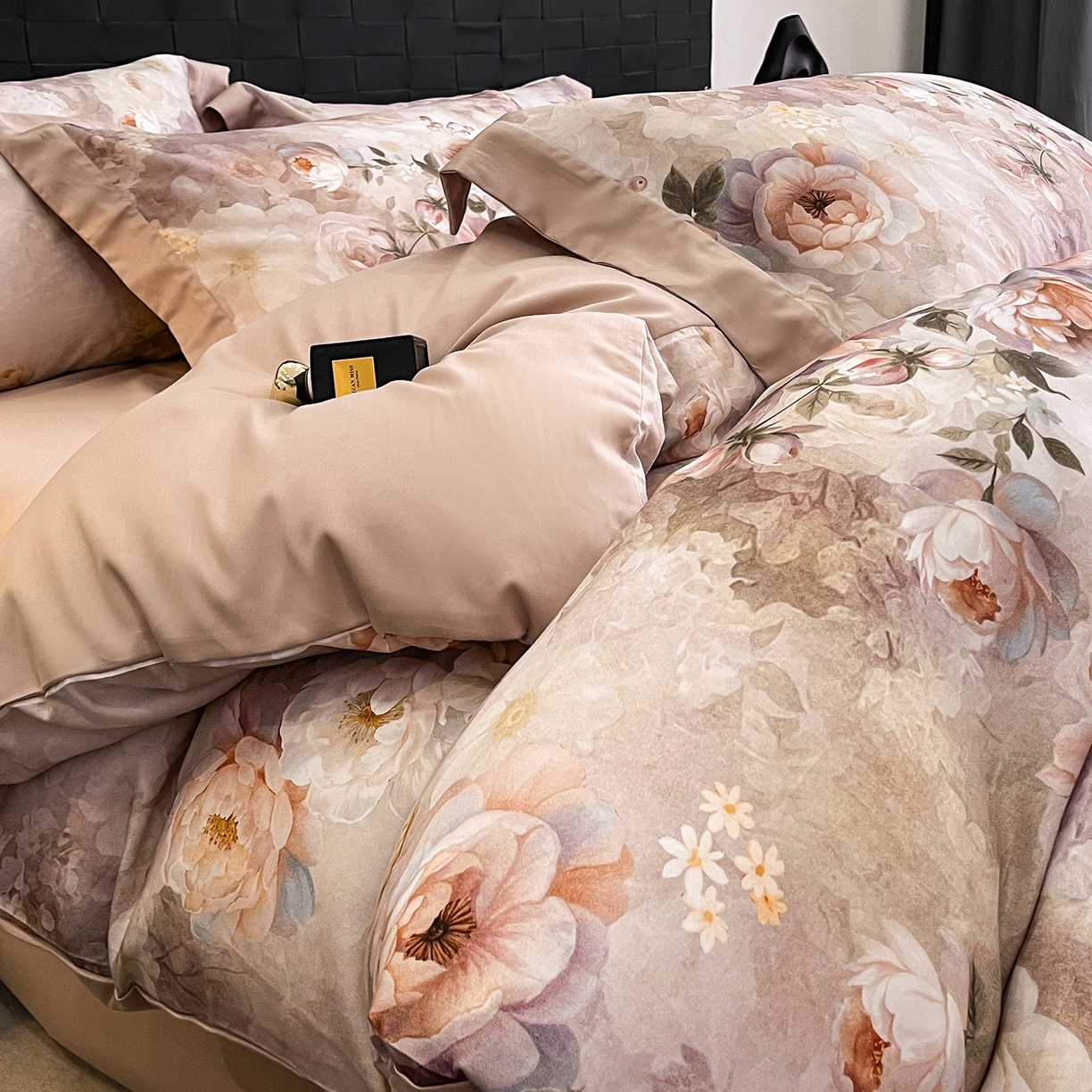 91家纺网 家纺一手货源 找家纺 慕晨 2025新款65%莱赛尔32%棉全棉磨毛数码印花宽边高级简奢款中高端四件套直播热款 暄和