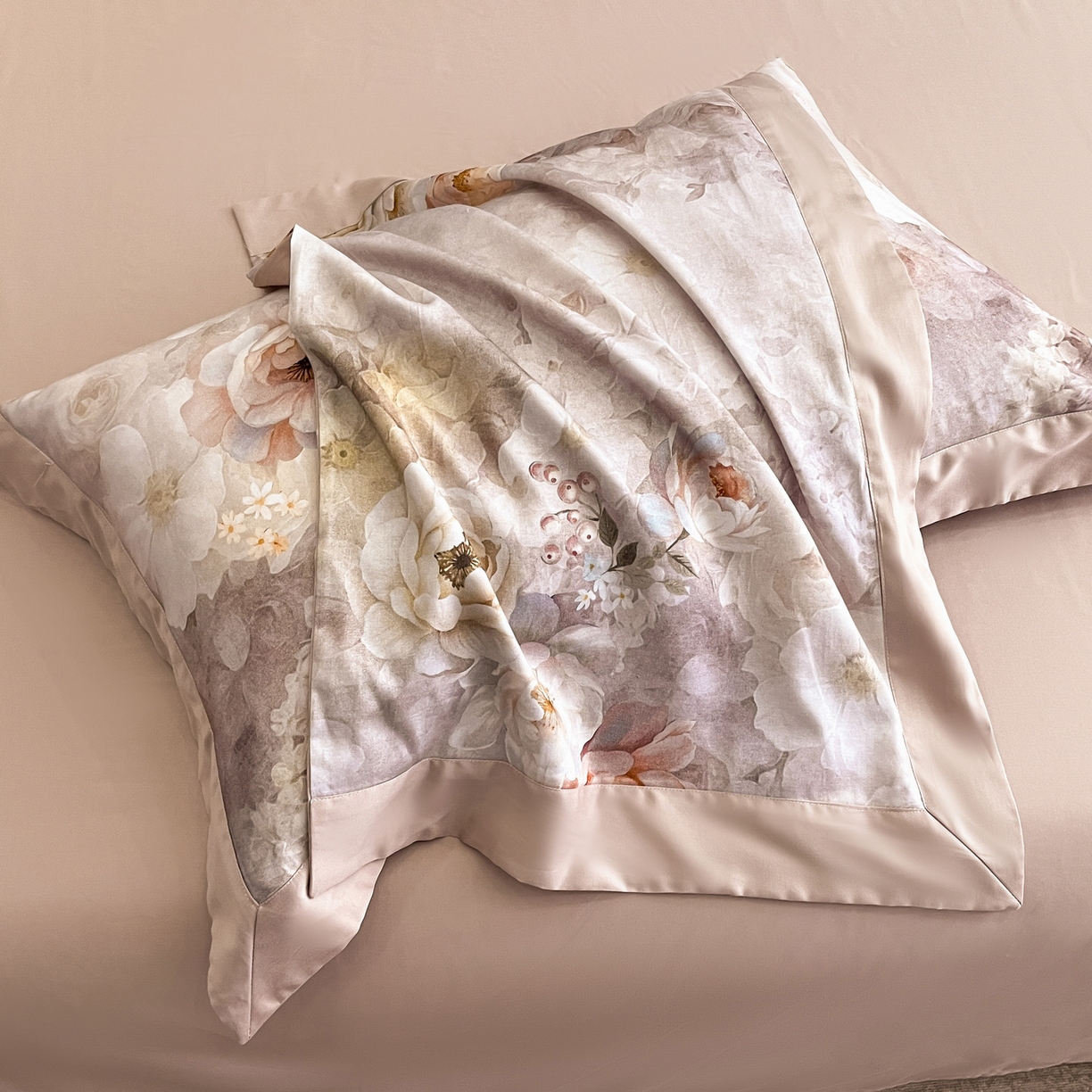 91家纺网 家纺一手货源 找家纺 慕晨 2025新款65%莱赛尔32%棉全棉磨毛数码印花宽边高级简奢款中高端四件套直播热款 暄和