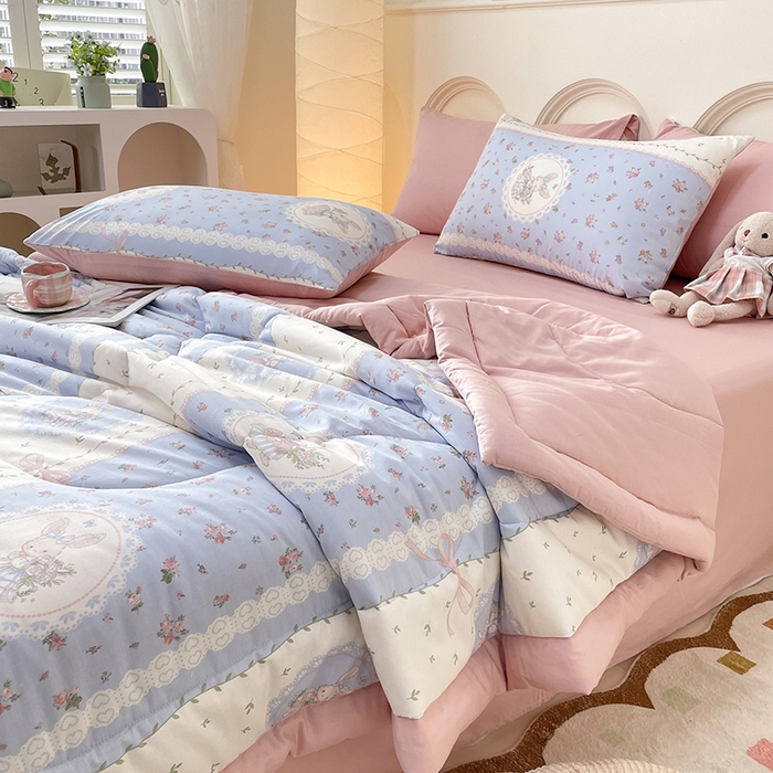 91家纺网 家纺一手货源 找家纺 梵克保罗 2025新款全棉夏被碎花卡通小清新简约纯棉夏凉被夏被四件套三件套 爱丽丝梦游