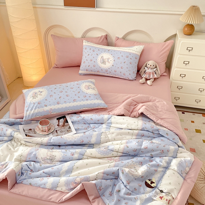 91家纺网 家纺一手货源 找家纺 梵克保罗 2025新款全棉夏被碎花卡通小清新简约纯棉夏凉被夏被四件套三件套 爱丽丝梦游