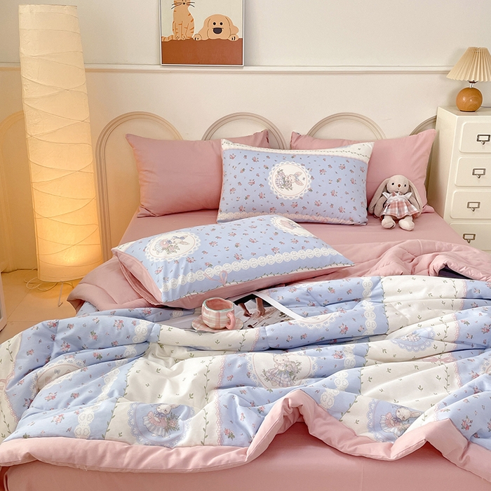 91家纺网 家纺一手货源 找家纺 梵克保罗 2025新款全棉夏被碎花卡通小清新简约纯棉夏凉被夏被四件套三件套 爱丽丝梦游