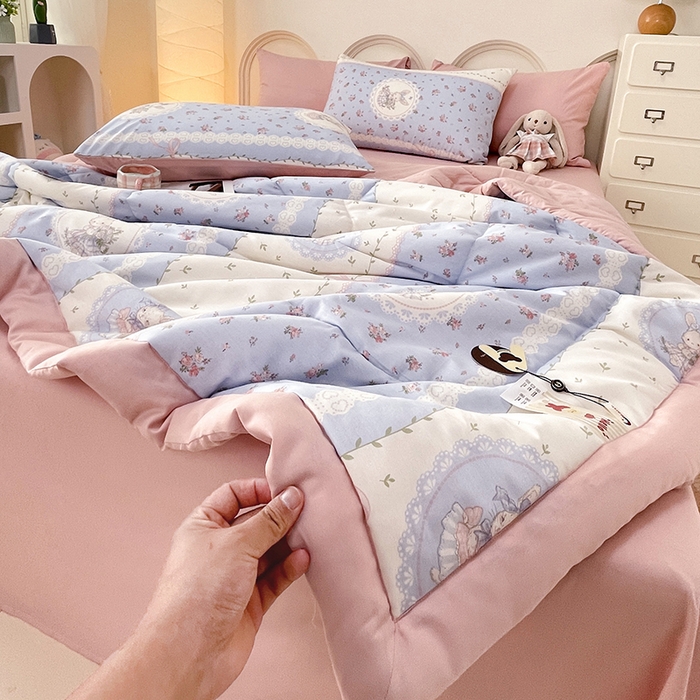 91家纺网 家纺一手货源 找家纺 梵克保罗 2025新款全棉夏被碎花卡通小清新简约纯棉夏凉被夏被四件套三件套 爱丽丝梦游