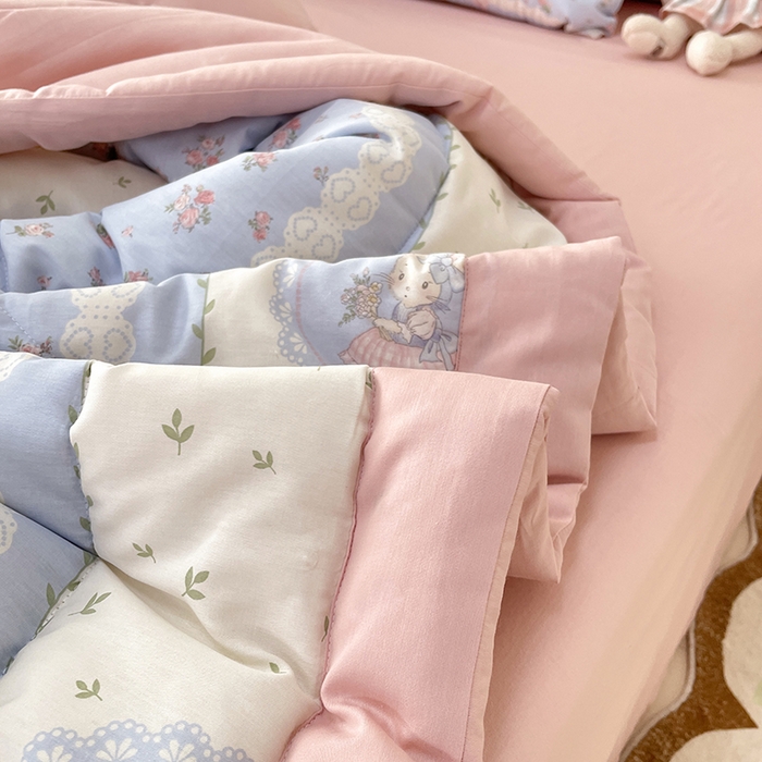 91家纺网 家纺一手货源 找家纺 梵克保罗 2025新款全棉夏被碎花卡通小清新简约纯棉夏凉被夏被四件套三件套 爱丽丝梦游