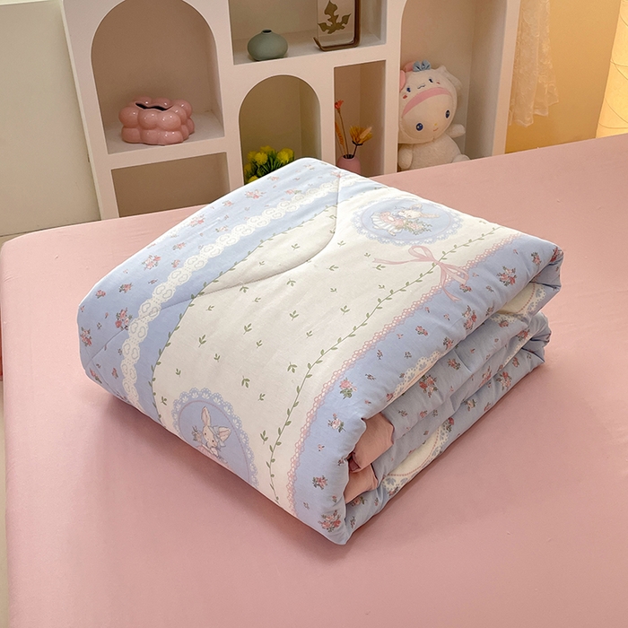 91家纺网 家纺一手货源 找家纺 梵克保罗 2025新款全棉夏被碎花卡通小清新简约纯棉夏凉被夏被四件套三件套 爱丽丝梦游