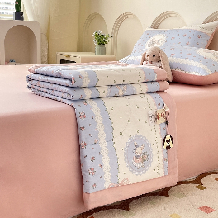 91家纺网 家纺一手货源 找家纺 梵克保罗 2025新款全棉夏被碎花卡通小清新简约纯棉夏凉被夏被四件套三件套 爱丽丝梦游