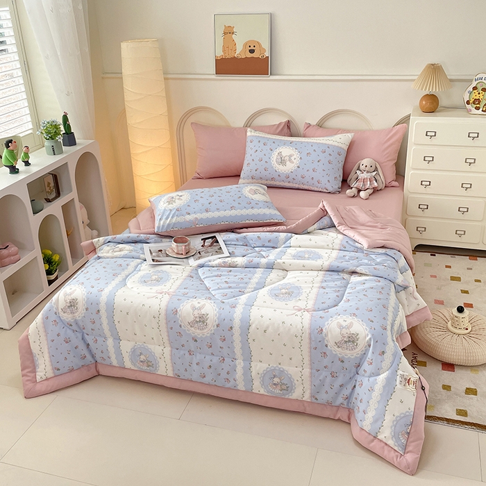 91家纺网 家纺一手货源 找家纺 梵克保罗 2025新款全棉夏被碎花卡通小清新简约纯棉夏凉被夏被四件套三件套 爱丽丝梦游