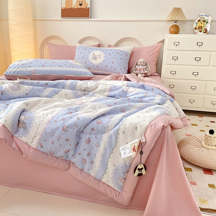 91家纺网 家纺一手货源 找家纺 梵克保罗 2025新款全棉夏被碎花卡通小清新简约纯棉夏凉被夏被四件套三件套 爱丽丝梦游