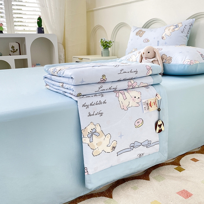 91家纺网 家纺一手货源 找家纺 梵克保罗 2025新款全棉夏被碎花卡通小清新简约纯棉夏凉被夏被四件套三件套 爱美的猫